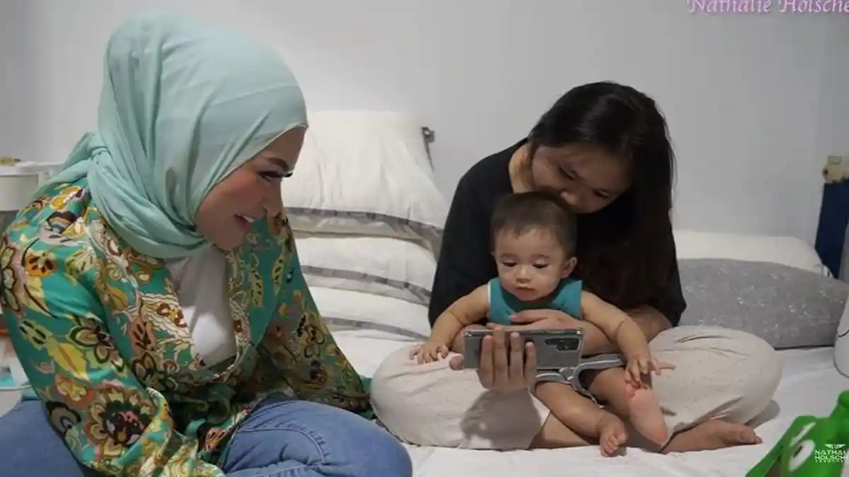Nathalie Holscher dan Sule Belikan Dua Gadget Baru untuk Adzam