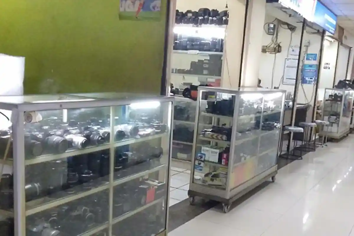 Demi Servis Kamera, Warga Bandung Datang ke Lantai II AKS Pasar Baru Jakarta Pusat