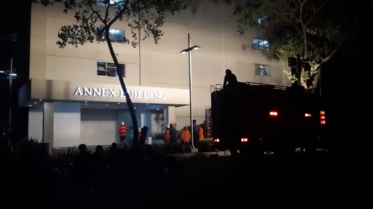 20 Unit Mobil Damkar Dikerahkan Atasi Kebakaran di Hotel Pullman