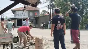 20260514-aksi-swadaya-masyarakat-tambal-jalan-ciberung.jpg