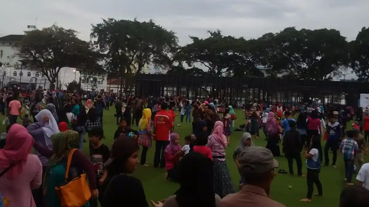 Warga Padati Lapangan Masjid Raya Bandung Usai Dibuka Kembali