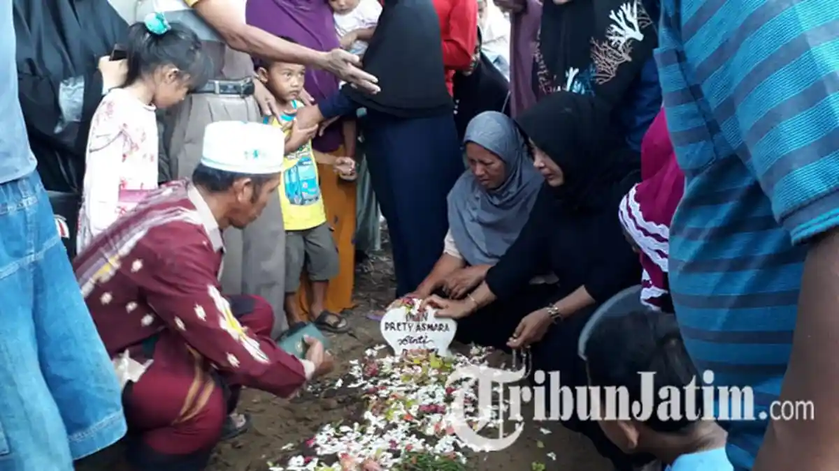 Pretty Asmara Dimakamkan di TPU Dawuhan Lor Lumajang, Keluarga Menangis saat Pemakaman