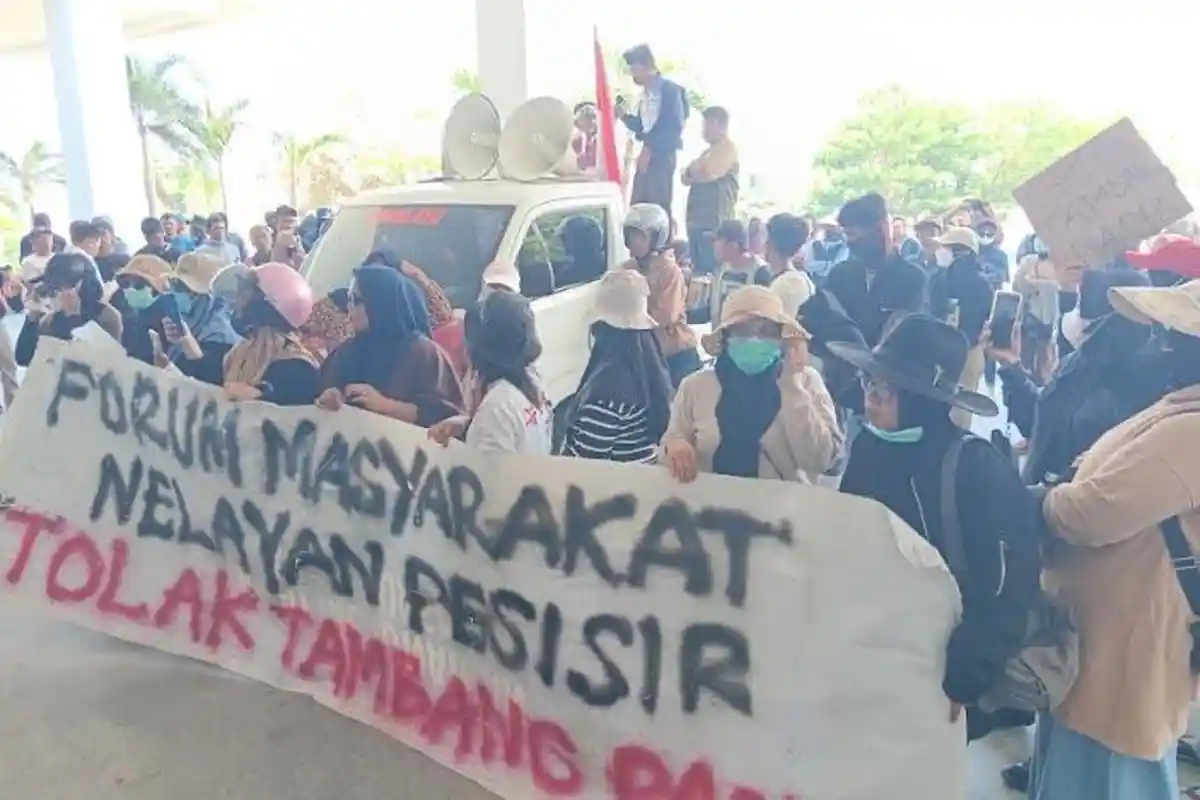 BREAKING NEWS: Warga Kalukku Kepung Kantor DPRD Sulbar Tuntut Izin Tambang Pasir Dicabut