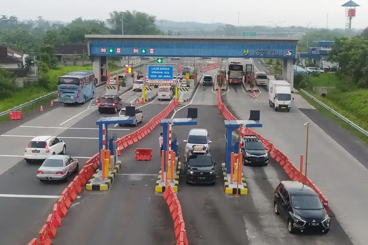 Antisipasi Kepadatan Arus Kendaraan Mudik, Enam Gardu Tol Colomadu Karanganyar Dibuka