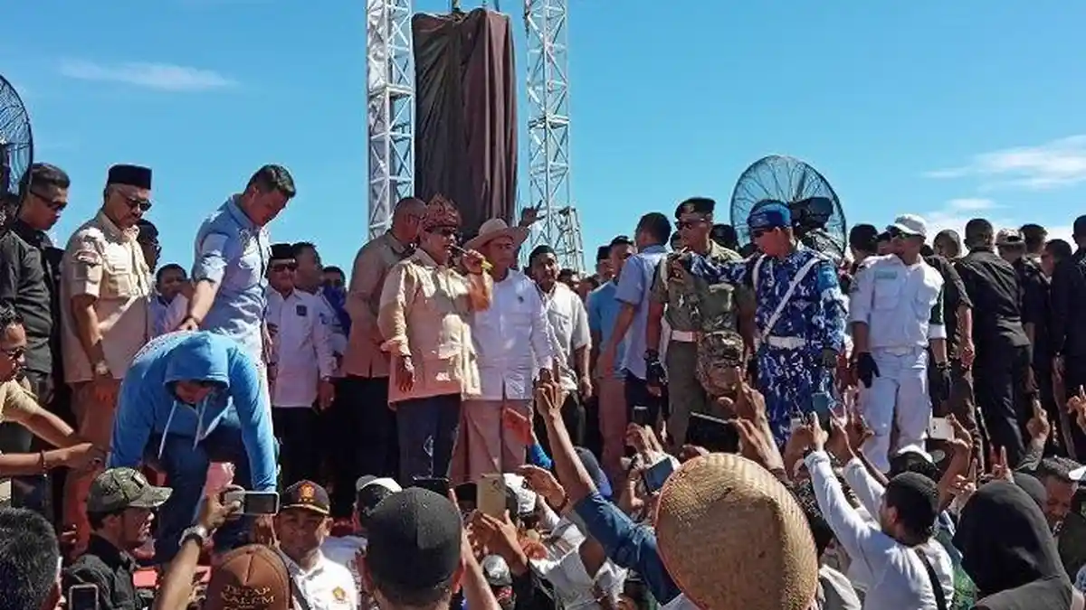 Prabowo Diberi Uang Dibungkus Kantong Plastik saat Kampanye di Padang