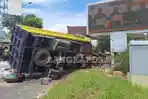 Truk-muatan-pupuk-terguling-timpa-pemotor.jpg
