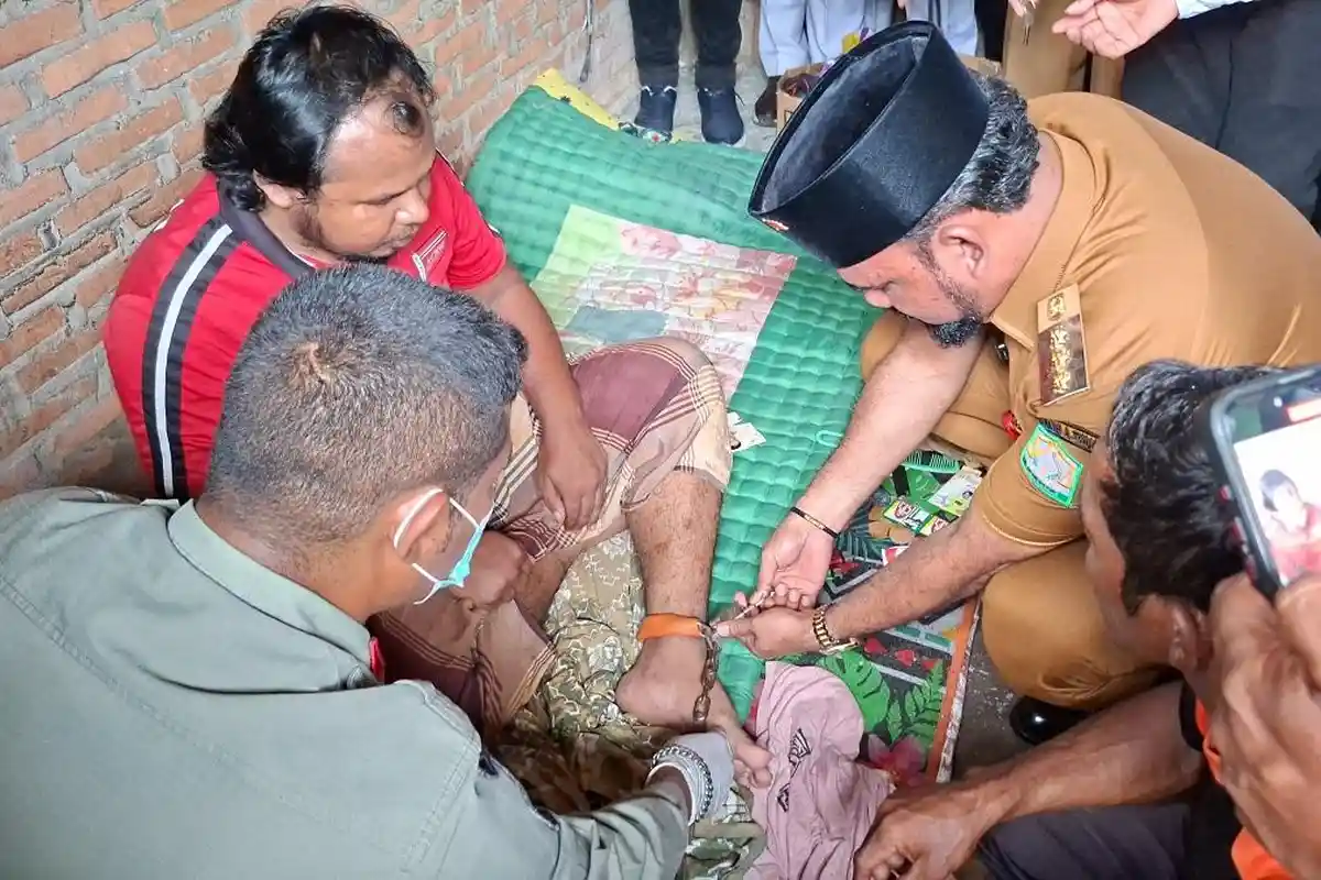 Bupati Aceh Timur Al-Farlaky Buka Gembok Kaki ODGJ yang Dipasung Untuk Diobati
