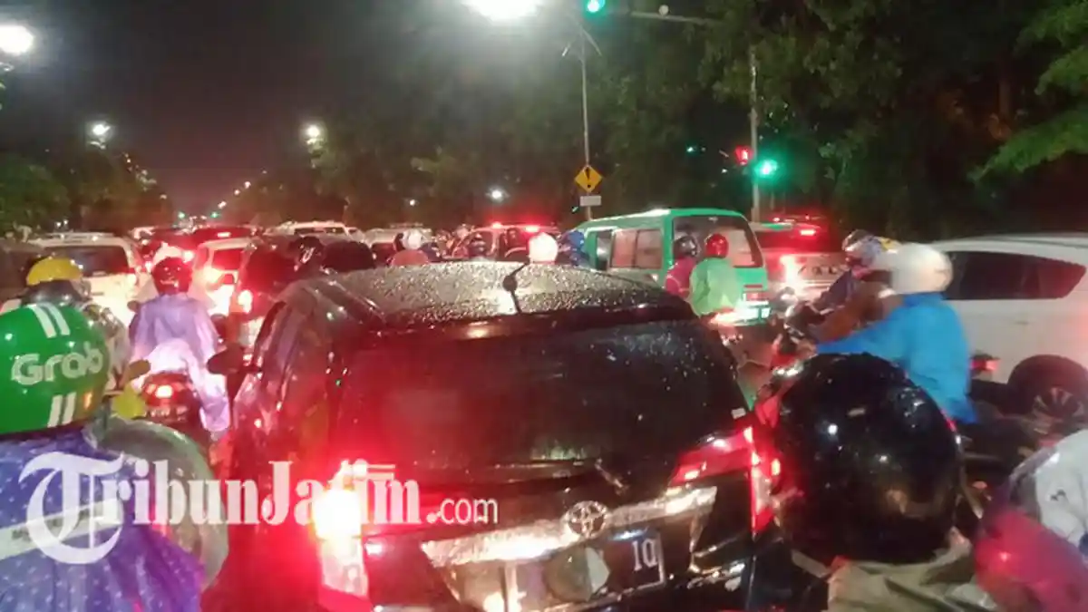 Surabaya Kembali Disapa Banjir, Frontage Road A Yani Surabaya Macet Total, Banyak Motor Mogok