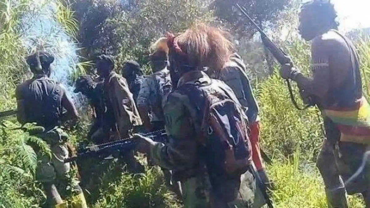 TENGAH Malam, Kepala Pos Polisi Diserang 6 OTK Papua, Briptu Mario Gugur: 3 Senjata Api Hilang