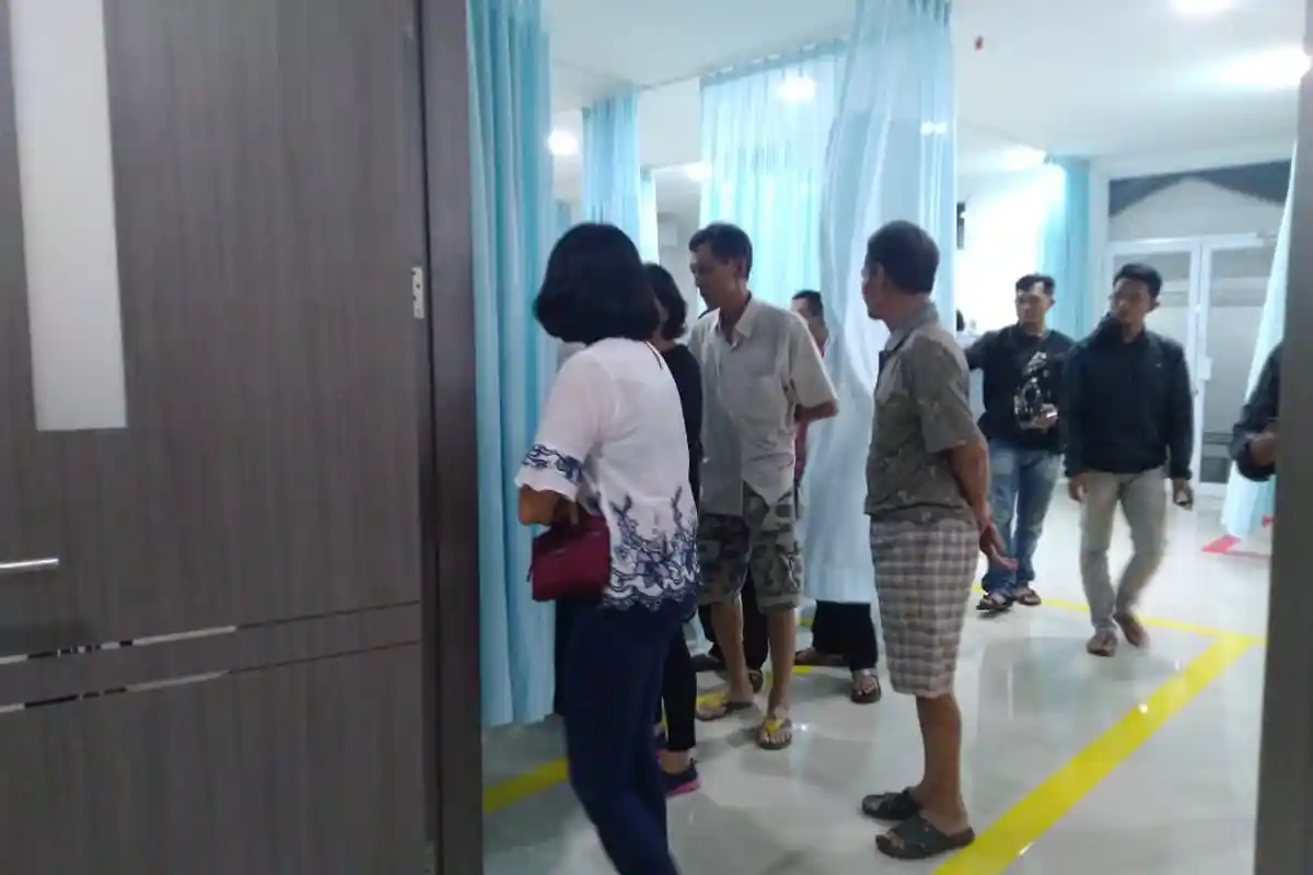Keluarga Datangi Rumah Sakit Tempat Korban Jatuh dari Lantai Atas Megamall Jalani Perawatan Intensif