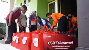 26112025-telkomsel-serahkan-bantuan-bagi-korban-longsor.jpg