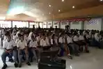 siswa-smk-negeri-1-dan-smk-negeri-2-ende-mendengarkan-ceramah.jpg