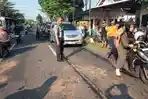 kecelakaan-maut-di-lumajang-Polisi-melakukan-olah-TKP-kecelakaan-maut-di-Jalan-Desa-Petahunan.jpg