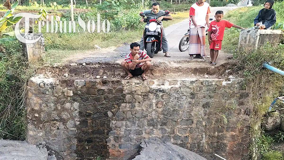 Jembatan di SimoPutus Gegara Truk Lewat dan Terperosok, Kini Warga Harus Tempuh Jarak Lebih Jauh