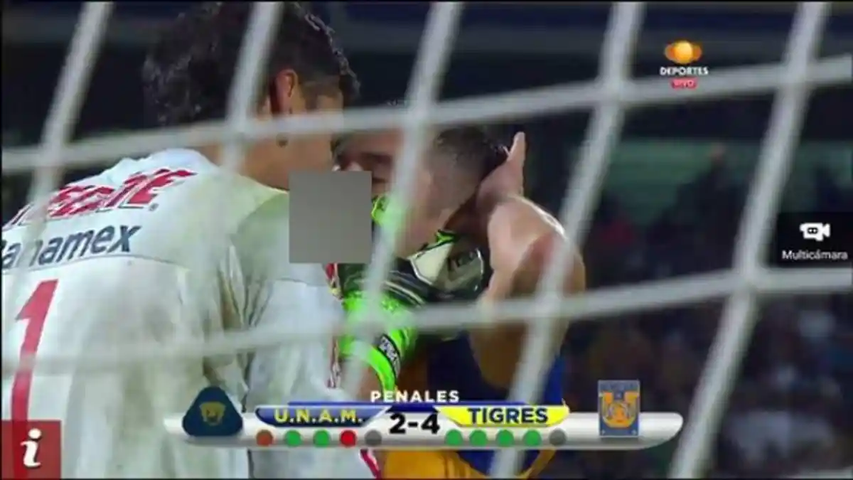 Astaga, Usai Rebut Juara, Dua Pemain Sepakbola Ini Berciuman di Lapangan