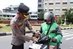 Polres Belitung dan Jajaran Bagikan Helm Gratis Supaya Masyarakat Sadar dan Patuhi Aturan Lalulintas