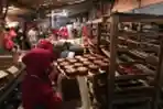 Penjual Kue Keranjang Jelang Tahun Baru Imlek 2572