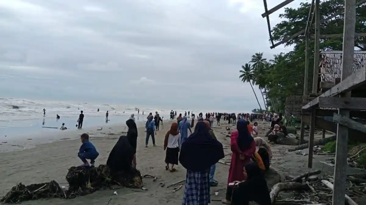 Wisata Pantai Polo Mamuju Tengah Diserbu Pengunjung hingga Jelang Malam
