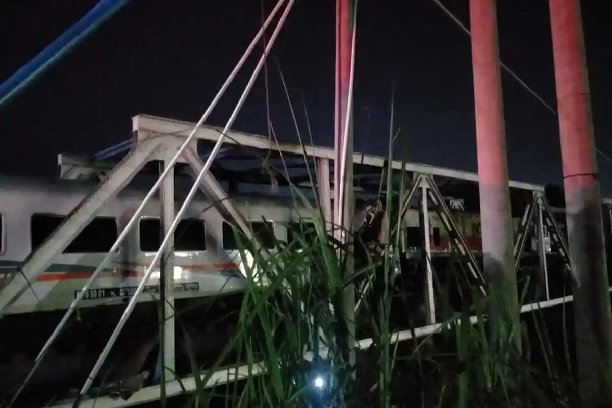 KA Brantas Tabrak Truk yang Berhenti di Semarang, Ternyata Kendaraan Mengambang