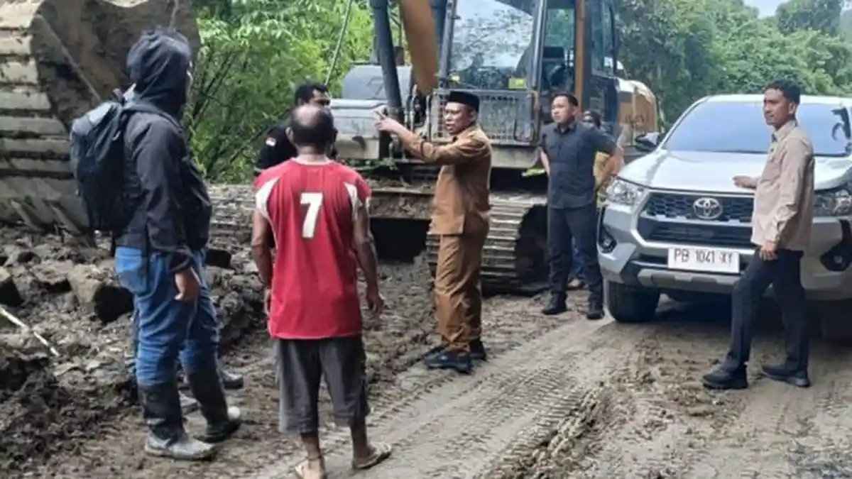 Wabup Joko Lingara Tinjau Dampak Longsor di Gunung Kaca Teluk Bintuni