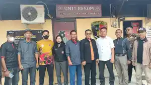 Para-pengurus-dari-berbagai-perguruan-olahraga-karate-saat-mendatangi-Satreskrim-Polres-Polman.jpg