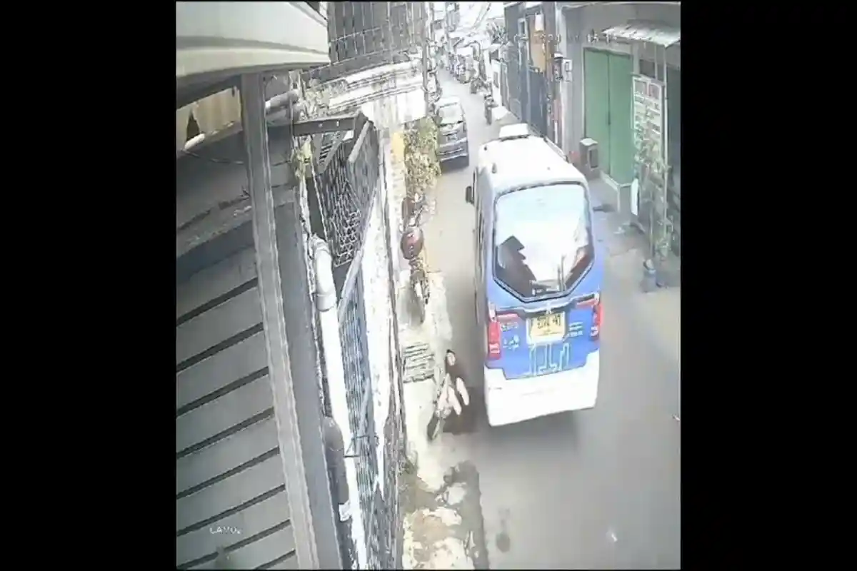 Terekam CCTV Pengemudi JakLingko Diduga Ugal-ugalan di Jatinegara Sampai Siswi Terjatuh