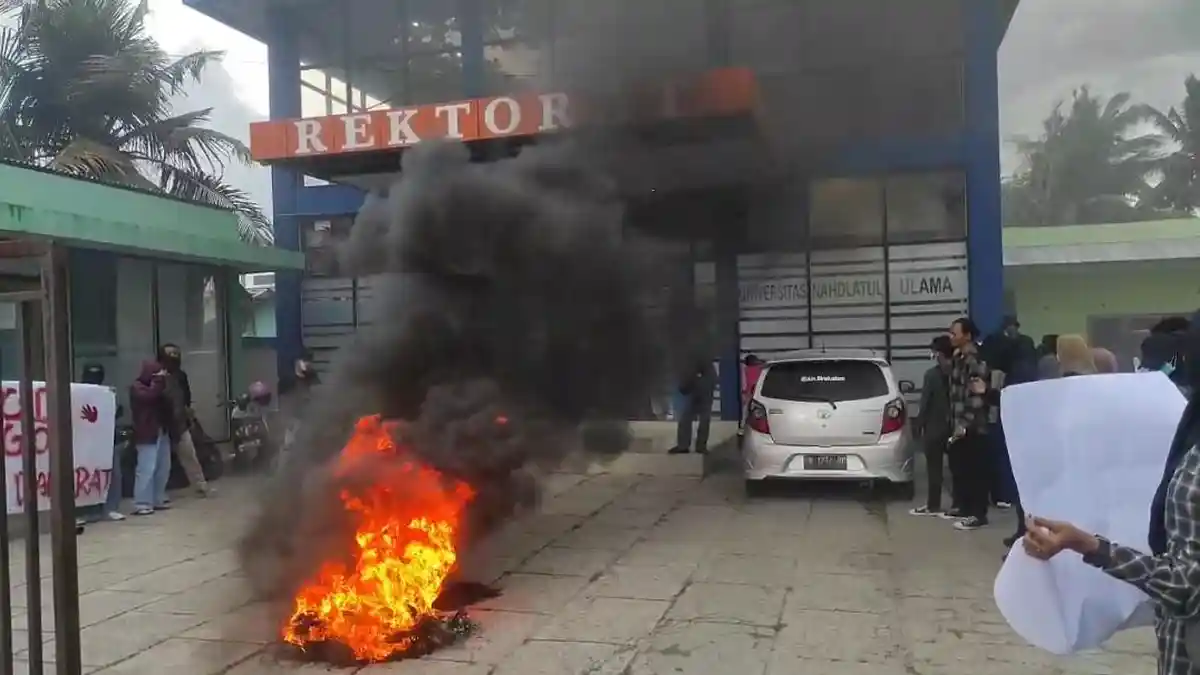 BREAKING NEWS: Demo di UNU Gorontalo Nyaris Ricuh, Mahasiswa Bakar Ban di Rektorat