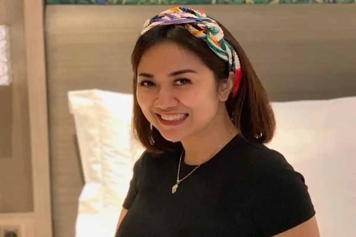 Pose Tante Ernie Senyum Semringah di Atas Ranjang Pakai Baju Ini, Pantesan Disebut Anak ABG