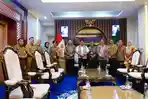 Gubernur-dan-direktur-politeknik-pariwisata.jpg