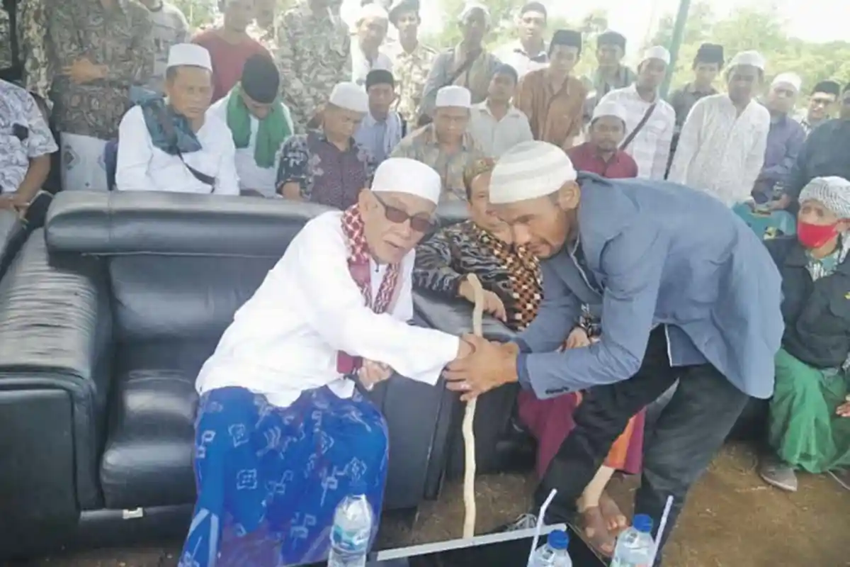 Mukhlis Abee Hibahkan Tanah Melalui Abuya Syekh H Amran Waly Al Khalidy