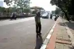 Anggota Polantas Razia Ranjau Paku di Jalan Protokol Jakarta