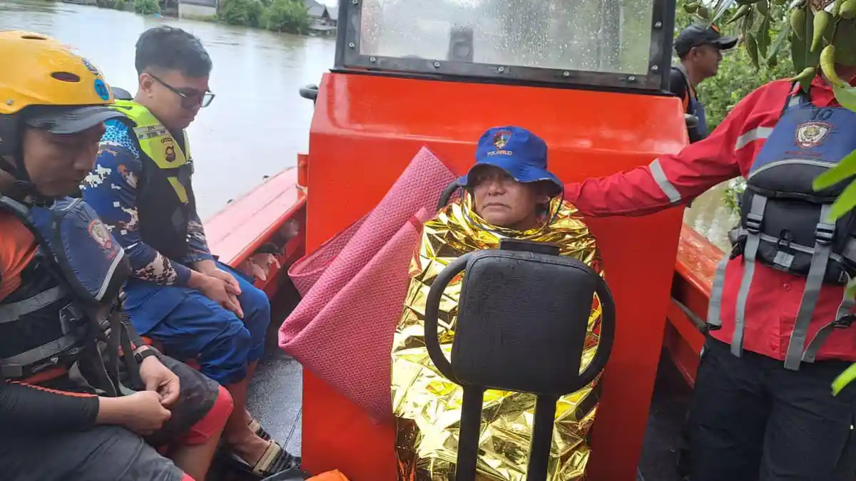 Tim Basarnas Jambi Temukan 2 Nelayan Kuala Tungkal yang Hilang, Langsung Dibungkus