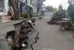 Diterjang Arus Sungai Ciliwung, Jalan Kesatria X Matraman Amblas