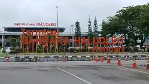 Penumpang-transportasi-udara-di-Bandara-Halu-Oleo-Kendari-per-8-April-2024.jpg