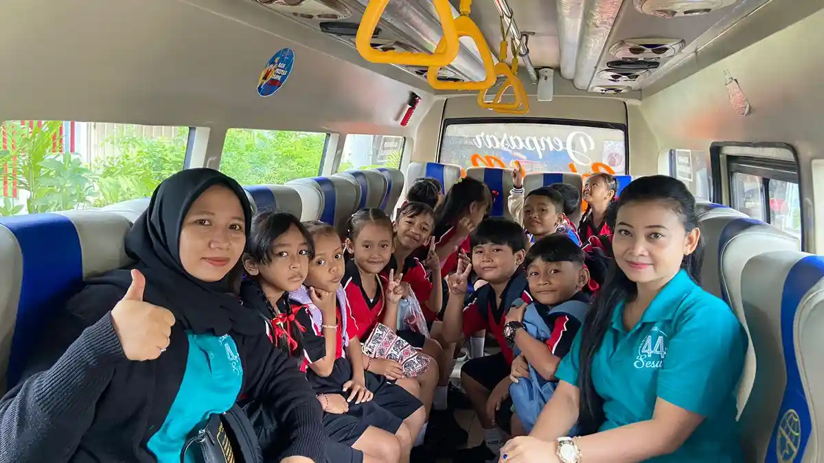 Isi Liburan Sekolah, Bus Sekolah Denpasar Bali Antar 3 Sekolah per Hari ...