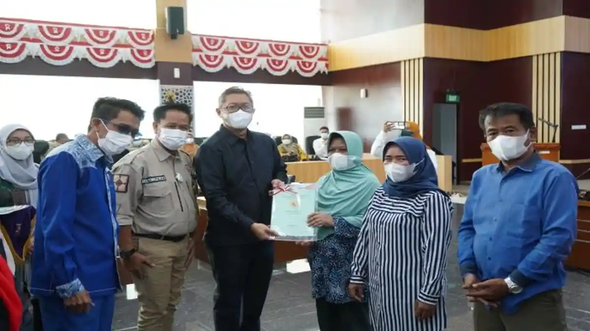 Komisi I DPRD Kota Bogor dan BPN Serahkan Sertifikat PTSL, Target Tahun 2022 Ada 12.000 Sertifikat