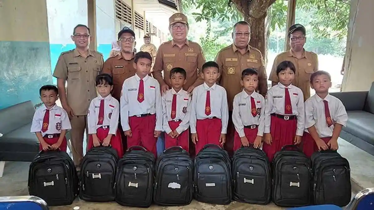 8 Siswa SDN 4 Damar Dapat Bantuan Perlengkapan Sekolah
