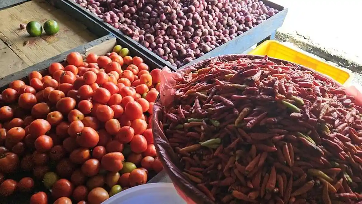 Harga Cabai dan Tomat di Pasar Kalibobo, Nabire Masih Stabil