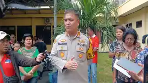 Kapolresta-Kupang-Kota-Kombes-Pol-Aldinan-RJH-Manurung-memberikan-ket.jpg