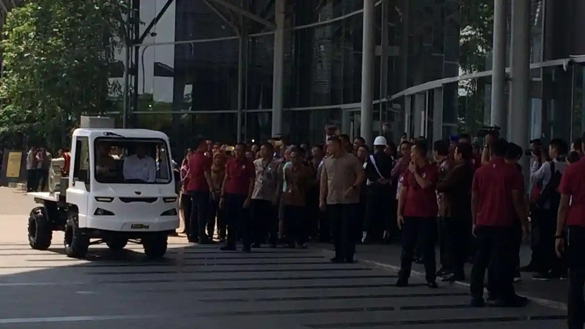 Jokowi Mesra dengan Airlangga Hartarto Kelilingi Area Pamer GIIAS 2018