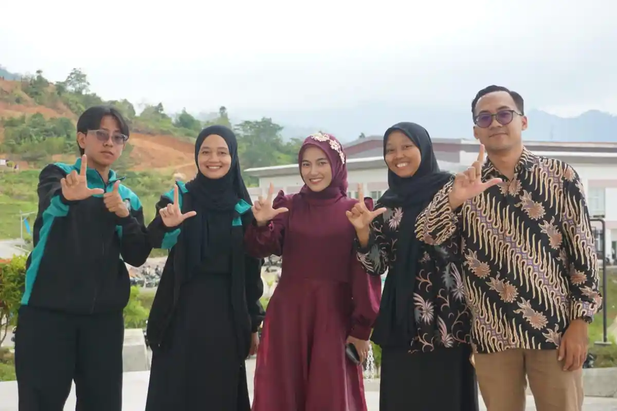 Memukau di Panggung Internasional, Esti Hilma Faedha Mahasiswi BKI UIN Saizu Rengkuh Medali Silver