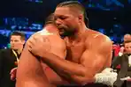 Joe-Joyce-saat-memeluk-Zhilei-Zhang-ketika-kalah-TKO.jpg