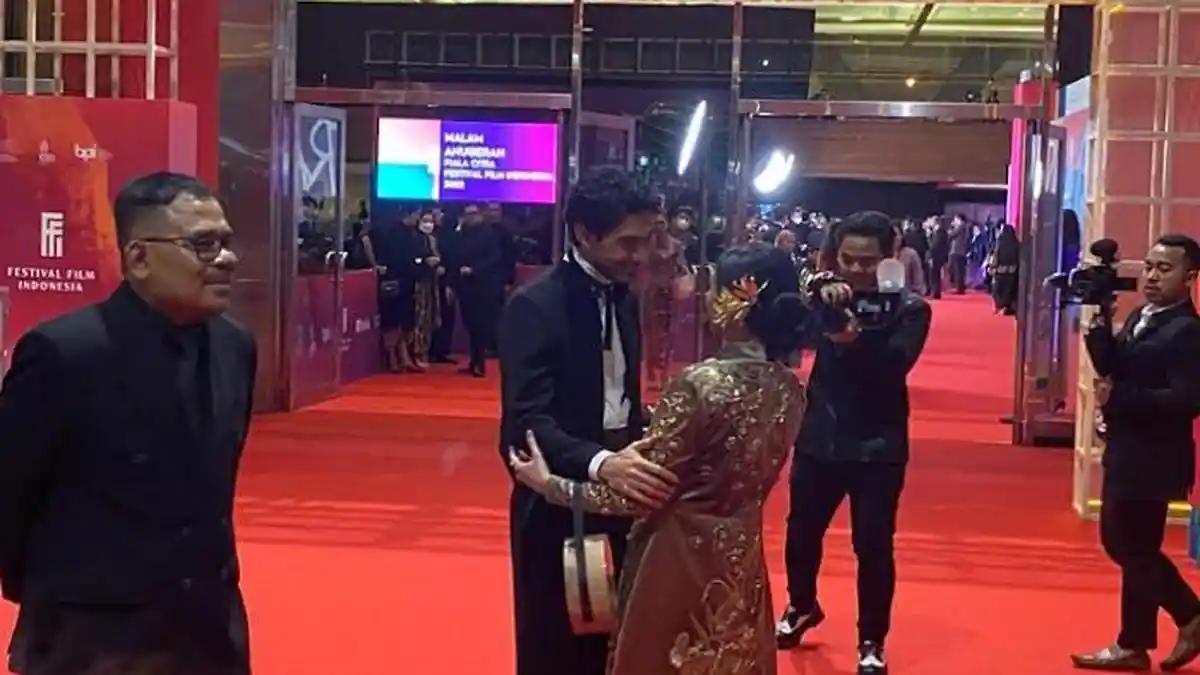 Reza Rahadian Sambut Tamu Undangan yang Hadir di Acara FFI 2022 