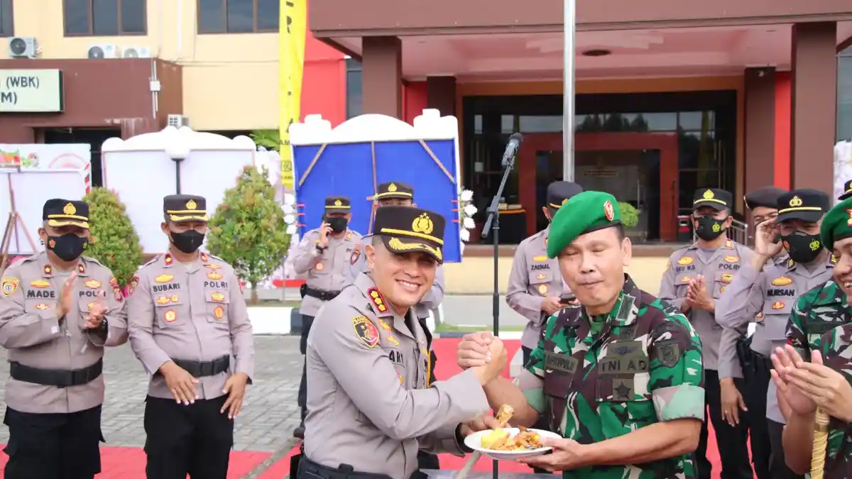 Personel Kodim Ikut Meriahkan HUT ke 76 Bhayangkara di Malpolresta Samarinda