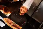 Executive-Chef-Ernawati-Ginting-saat-menunjukan-keahlian-mengolah-daging.jpg
