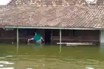 warga-jati-wetan-kudus-tetap-beraktivitas-di-tengah-genangan-banjir.jpg