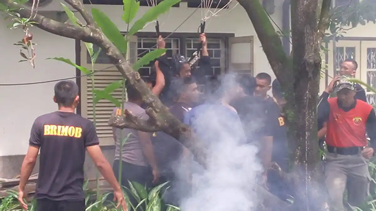 Pengendara Tonton Kasat Brimob Polda Sumut Nyangkut di Rumah Warga - kasat-brimob-nyangkut_20151113_114546.jpg