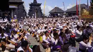 Suasana-persembahyangan-di-Pura-Agung-Besakih-Kamis-942026.jpg
