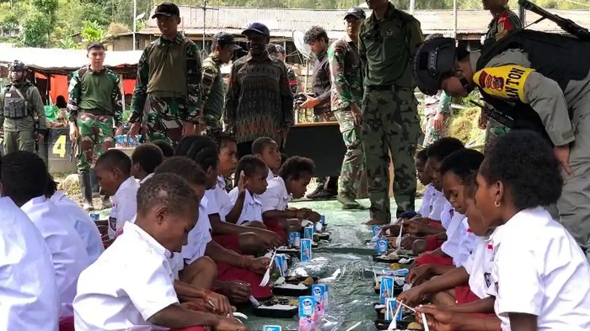 Nutrisi untuk Masa Depan, Koops Habema Gelar Program MBG bagi Anak-Anak Pogapa Intan Jaya