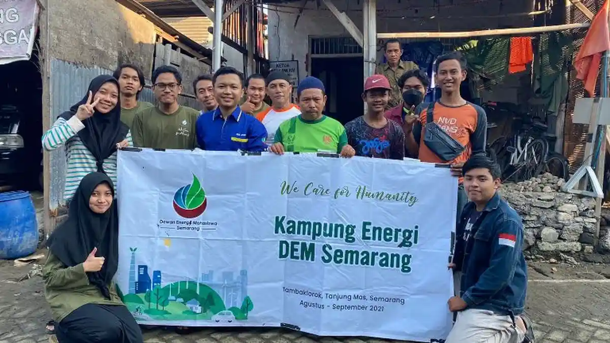 Dewan Energi Mahasiswa Semarang Pasang PJU Tenaga Surya di Tambaklorok